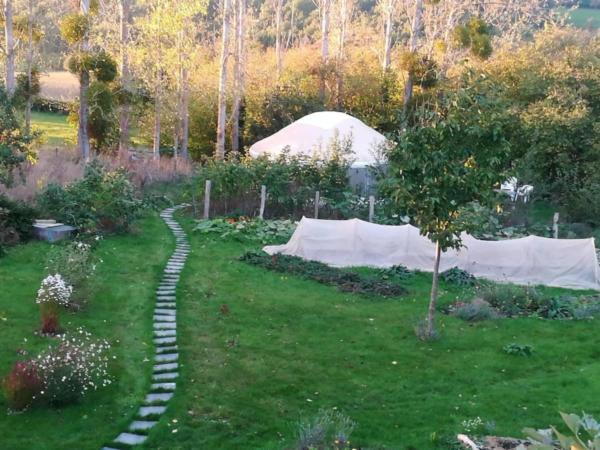 La Yourte Au Fonds Du Jardin Xhoris Exterior photo